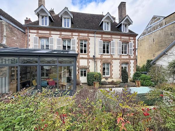 À 1h30 de Paris, hôtel particulier restauré avec soin, au cœur d’un écrin de verdure