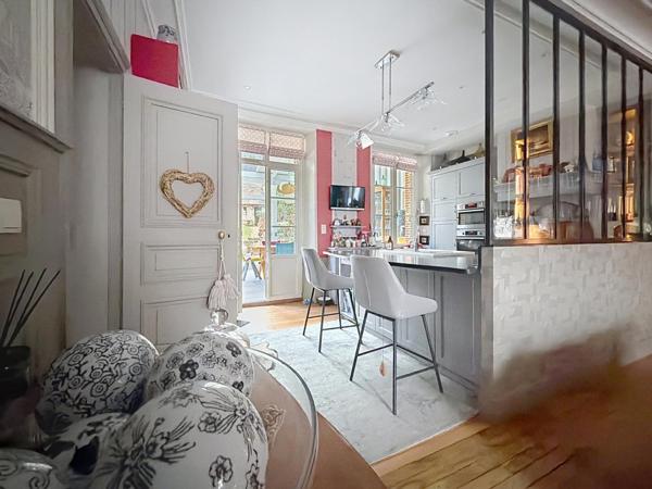 À 1h30 de Paris, hôtel particulier restauré avec soin, au cœur d’un écrin de verdure