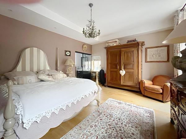 À 1h30 de Paris, hôtel particulier restauré avec soin, au cœur d’un écrin de verdure