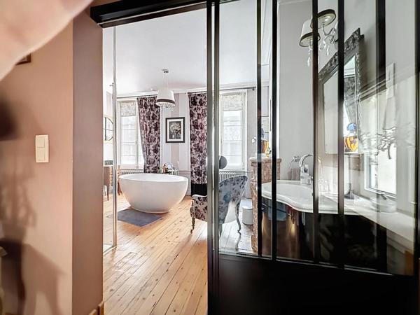 À 1h30 de Paris, hôtel particulier restauré avec soin, au cœur d’un écrin de verdure