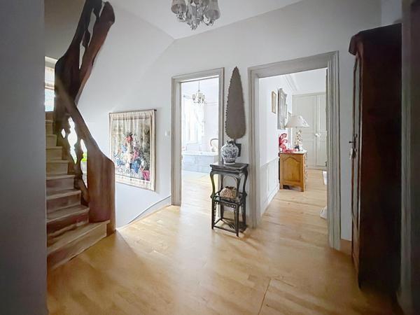 À 1h30 de Paris, hôtel particulier restauré avec soin, au cœur d’un écrin de verdure