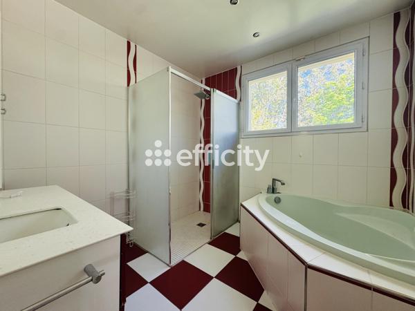 Maison
         8 pièces
        - 190 m² Bien prestige 739 000 € *