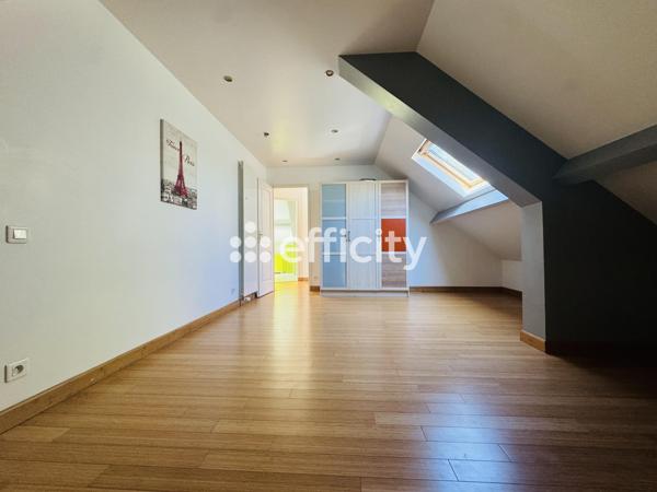 Maison
         8 pièces
        - 190 m² Bien prestige 739 000 € *