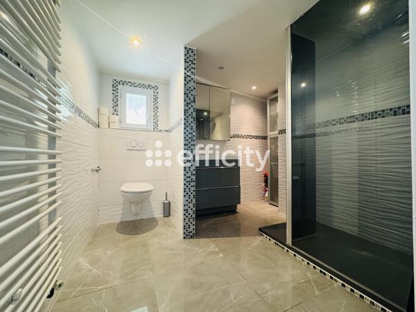 Maison
         8 pièces
        - 190 m² Bien prestige 739 000 € *