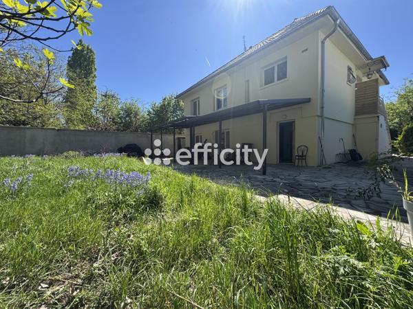 Maison
         8 pièces
        - 190 m² Bien prestige 739 000 € *