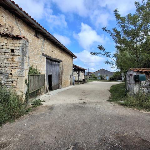 LONGERE AVEC GRANGE ET DEPENDANCES + GITE ATTENANT