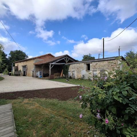 LONGERE AVEC GRANGE ET DEPENDANCES + GITE ATTENANT