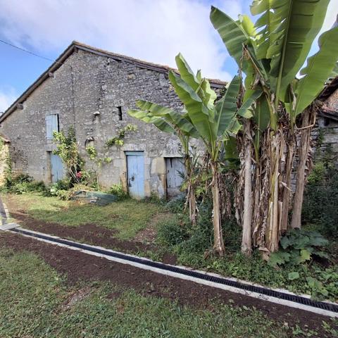 LONGERE AVEC GRANGE ET DEPENDANCES + GITE ATTENANT