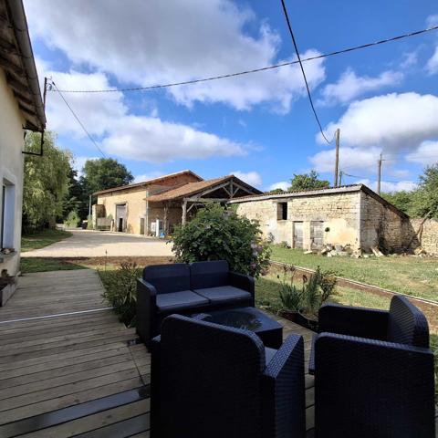 LONGERE AVEC GRANGE ET DEPENDANCES + GITE ATTENANT