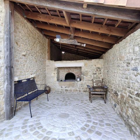 LONGERE AVEC GRANGE ET DEPENDANCES + GITE ATTENANT