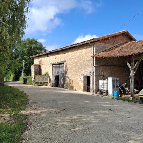 LONGERE AVEC GRANGE ET DEPENDANCES + GITE ATTENANT