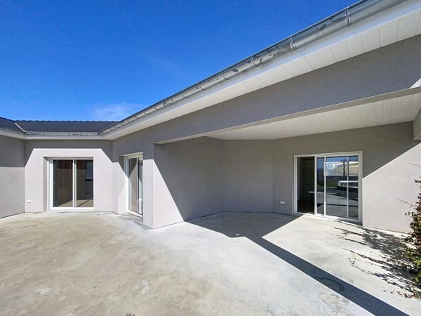 Yssingeaux! Villa contemporaine de 2022 plain pied 4 chambres