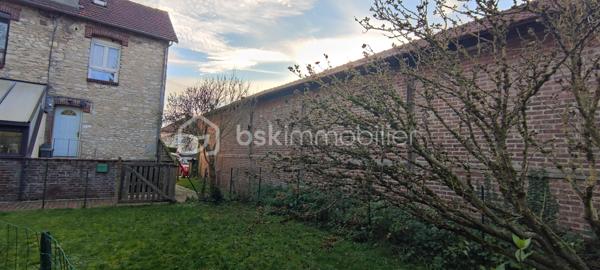 Maison de ville lumineuse idéalement située proche commerce et gare de Gisors.
Elle se compose d'une entrée sur le séjour avec cheminée insert et d'une cuisine aménagée et équipée.
À l'étage : un palier dessert la  chambre et la salle de douche avec toilette.
Au 2e étage:  une chambre sous comble d'une belle superficie.
La maison est sur cave totale et dispose d’une terrasse et d’un petit jardin clos.
Chauffage par pompe à chaleur et tout à l’égout.
N'hésitez pas à me contacter pour plus de renseignements ou organiser une visite.

Une étude de financement ainsi qu'une pièce d'identité vous sera demandée pour toute visite.
