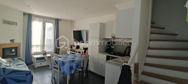 Maison de ville lumineuse idéalement située proche commerce et gare de Gisors.
Elle se compose d'une entrée sur le séjour avec cheminée insert et d'une cuisine aménagée et équipée.
À l'étage : un palier dessert la  chambre et la salle de douche avec toilette.
Au 2e étage:  une chambre sous comble d'une belle superficie.
La maison est sur cave totale et dispose d’une terrasse et d’un petit jardin clos.
Chauffage par pompe à chaleur et tout à l’égout.
N'hésitez pas à me contacter pour plus de renseignements ou organiser une visite.

Une étude de financement ainsi qu'une pièce d'identité vous sera demandée pour toute visite.