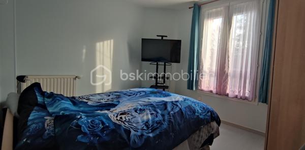 Maison de ville lumineuse idéalement située proche commerce et gare de Gisors.
Elle se compose d'une entrée sur le séjour avec cheminée insert et d'une cuisine aménagée et équipée.
À l'étage : un palier dessert la  chambre et la salle de douche avec toilette.
Au 2e étage:  une chambre sous comble d'une belle superficie.
La maison est sur cave totale et dispose d’une terrasse et d’un petit jardin clos.
Chauffage par pompe à chaleur et tout à l’égout.
N'hésitez pas à me contacter pour plus de renseignements ou organiser une visite.

Une étude de financement ainsi qu'une pièce d'identité vous sera demandée pour toute visite.