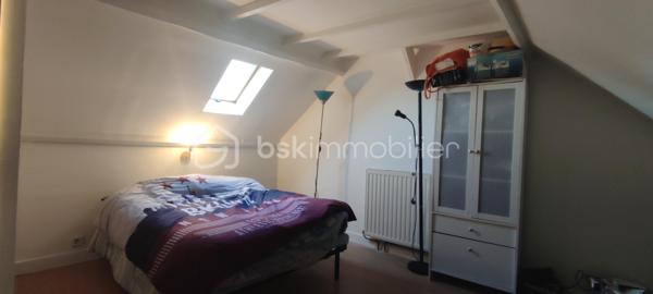 Maison de ville lumineuse idéalement située proche commerce et gare de Gisors.
Elle se compose d'une entrée sur le séjour avec cheminée insert et d'une cuisine aménagée et équipée.
À l'étage : un palier dessert la  chambre et la salle de douche avec toilette.
Au 2e étage:  une chambre sous comble d'une belle superficie.
La maison est sur cave totale et dispose d’une terrasse et d’un petit jardin clos.
Chauffage par pompe à chaleur et tout à l’égout.
N'hésitez pas à me contacter pour plus de renseignements ou organiser une visite.

Une étude de financement ainsi qu'une pièce d'identité vous sera demandée pour toute visite.