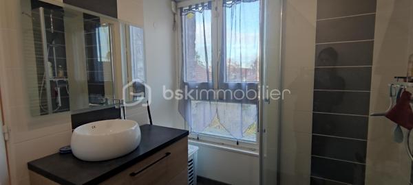 Maison de ville lumineuse idéalement située proche commerce et gare de Gisors.
Elle se compose d'une entrée sur le séjour avec cheminée insert et d'une cuisine aménagée et équipée.
À l'étage : un palier dessert la  chambre et la salle de douche avec toilette.
Au 2e étage:  une chambre sous comble d'une belle superficie.
La maison est sur cave totale et dispose d’une terrasse et d’un petit jardin clos.
Chauffage par pompe à chaleur et tout à l’égout.
N'hésitez pas à me contacter pour plus de renseignements ou organiser une visite.

Une étude de financement ainsi qu'une pièce d'identité vous sera demandée pour toute visite.