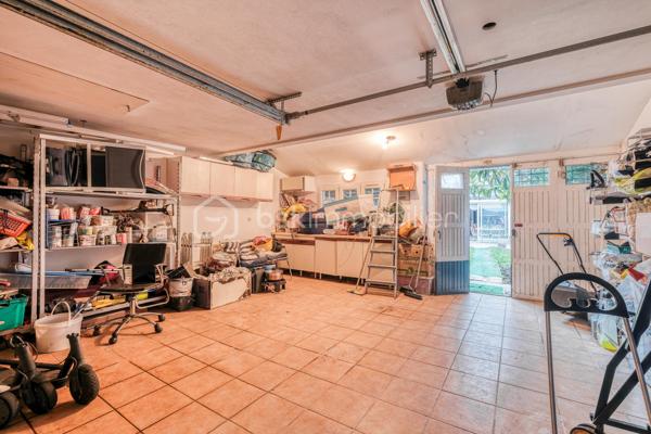 Charmante maison familiale à vendre – Quartier résidentiel verdoyant .

Idéalement située à seulement 10 minutes à pied de la gare d’Émerainville - Pontault-Combault, cette maison mitoyenne offre un cadre de vie agréable, alliant confort et praticité.

- Un intérieur bien agencé sur trois niveaux :

Rez-de-chaussée : Une entrée desservant une cuisine fermée, aménagée et équipée, un séjour chaleureux avec cheminée, ouvrant sur une terrasse et un jardin intimiste, ainsi que des toilettes séparées.
1er étage : Trois belles chambres lumineuses, dont deux avec dressing, une salle de bain et des toilettes indépendantes.
2e étage : Une pièce supplémentaire à aménager selon vos besoins (chambre, bureau, espace loisirs…).
- Un garage attenant permet de stationner deux véhicules.

-  Atouts supplémentaires :

Double vitrage sur l’ensemble de la maison.
Quartier calme et verdoyant, idéal pour une vie de famille.
Accès rapide aux transports et aux commodités.
Rafraîchissement à prévoir, idéal pour personnaliser à votre goût !
Une maison pleine de potentiel, à visiter sans tarder ! Contactez moi pour plus d’informations ou pour organiser une visite