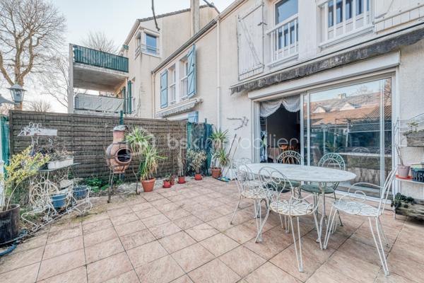 Charmante maison familiale à vendre – Quartier résidentiel verdoyant .

Idéalement située à seulement 10 minutes à pied de la gare d’Émerainville - Pontault-Combault, cette maison mitoyenne offre un cadre de vie agréable, alliant confort et praticité.

- Un intérieur bien agencé sur trois niveaux :

Rez-de-chaussée : Une entrée desservant une cuisine fermée, aménagée et équipée, un séjour chaleureux avec cheminée, ouvrant sur une terrasse et un jardin intimiste, ainsi que des toilettes séparées.
1er étage : Trois belles chambres lumineuses, dont deux avec dressing, une salle de bain et des toilettes indépendantes.
2e étage : Une pièce supplémentaire à aménager selon vos besoins (chambre, bureau, espace loisirs…).
- Un garage attenant permet de stationner deux véhicules.

-  Atouts supplémentaires :

Double vitrage sur l’ensemble de la maison.
Quartier calme et verdoyant, idéal pour une vie de famille.
Accès rapide aux transports et aux commodités.
Rafraîchissement à prévoir, idéal pour personnaliser à votre goût !
Une maison pleine de potentiel, à visiter sans tarder ! Contactez moi pour plus d’informations ou pour organiser une visite