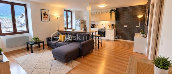 Au cœur de Die, découvrez cet appartement traversant de 55 m², situé au 2ᵉ étage d'un immeuble sécurisé avec interphone. Bénéficiant d'une belle luminosité, d'une vue sur la Croix de Justin et d'un DPE classé C, ce bien offre un cadre de vie agréable au plus près des commerces et des commodités du centre-ville.

L'appartement propose une pièce de vie de 27,5 m², réunissant un salon et une cuisine équipée. Un espace fonctionnel et chaleureux.

L'espace nuit se compose de deux chambres d'environ 11,5 m² chacune, permettant d'aménager confortablement une chambre principale, une chambre d'enfant, un bureau ou une chambre d'amis selon vos besoins.

Une salle de douche avec WC d'environ 6 m², équipée d'un simple évier, complète l'ensemble.

Les atouts qui font la différence
Appartement traversant et lumineux.
Vue sur la Croix de Justin.
DPE classé C.
Double vitrage.
Immeuble sécurisé avec interphone.
2 chambres.
Pièce de vie de 27,5 m² avec cuisine équipée.
Emplacement central, à proximité des commerces et services. et
Un vis-à-vis, cohérent avec une situation en centre-ville, est présent.

Un appartement à découvrir au cœur de Die, idéal pour celles et ceux qui recherchent la proximité des commodités et un logement fonctionnel dans un cadre de vie agréable.

 Pour plus d'informations ou organiser une visite, contactez Fayssal BAOUT – BSK Immobilier.