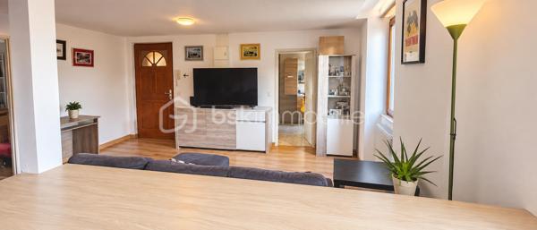 Au cœur de Die, découvrez cet appartement traversant de 55 m², situé au 2ᵉ étage d'un immeuble sécurisé avec interphone. Bénéficiant d'une belle luminosité, d'une vue sur la Croix de Justin et d'un DPE classé C, ce bien offre un cadre de vie agréable au plus près des commerces et des commodités du centre-ville.

L'appartement propose une pièce de vie de 27,5 m², réunissant un salon et une cuisine équipée. Un espace fonctionnel et chaleureux.

L'espace nuit se compose de deux chambres d'environ 11,5 m² chacune, permettant d'aménager confortablement une chambre principale, une chambre d'enfant, un bureau ou une chambre d'amis selon vos besoins.

Une salle de douche avec WC d'environ 6 m², équipée d'un simple évier, complète l'ensemble.

Les atouts qui font la différence
Appartement traversant et lumineux.
Vue sur la Croix de Justin.
DPE classé C.
Double vitrage.
Immeuble sécurisé avec interphone.
2 chambres.
Pièce de vie de 27,5 m² avec cuisine équipée.
Emplacement central, à proximité des commerces et services. et
Un vis-à-vis, cohérent avec une situation en centre-ville, est présent.

Un appartement à découvrir au cœur de Die, idéal pour celles et ceux qui recherchent la proximité des commodités et un logement fonctionnel dans un cadre de vie agréable.

 Pour plus d'informations ou organiser une visite, contactez Fayssal BAOUT – BSK Immobilier.