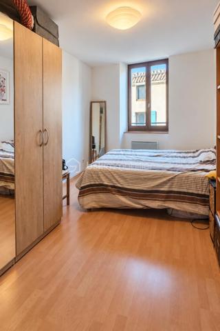 Au cœur de Die, découvrez cet appartement traversant de 55 m², situé au 2ᵉ étage d'un immeuble sécurisé avec interphone. Bénéficiant d'une belle luminosité, d'une vue sur la Croix de Justin et d'un DPE classé C, ce bien offre un cadre de vie agréable au plus près des commerces et des commodités du centre-ville.

L'appartement propose une pièce de vie de 27,5 m², réunissant un salon et une cuisine équipée. Un espace fonctionnel et chaleureux.

L'espace nuit se compose de deux chambres d'environ 11,5 m² chacune, permettant d'aménager confortablement une chambre principale, une chambre d'enfant, un bureau ou une chambre d'amis selon vos besoins.

Une salle de douche avec WC d'environ 6 m², équipée d'un simple évier, complète l'ensemble.

Les atouts qui font la différence
Appartement traversant et lumineux.
Vue sur la Croix de Justin.
DPE classé C.
Double vitrage.
Immeuble sécurisé avec interphone.
2 chambres.
Pièce de vie de 27,5 m² avec cuisine équipée.
Emplacement central, à proximité des commerces et services. et
Un vis-à-vis, cohérent avec une situation en centre-ville, est présent.

Un appartement à découvrir au cœur de Die, idéal pour celles et ceux qui recherchent la proximité des commodités et un logement fonctionnel dans un cadre de vie agréable.

 Pour plus d'informations ou organiser une visite, contactez Fayssal BAOUT – BSK Immobilier.