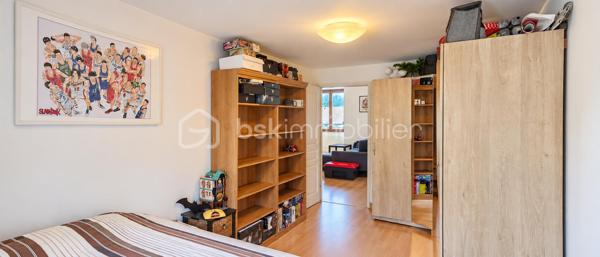 Au cœur de Die, découvrez cet appartement traversant de 55 m², situé au 2ᵉ étage d'un immeuble sécurisé avec interphone. Bénéficiant d'une belle luminosité, d'une vue sur la Croix de Justin et d'un DPE classé C, ce bien offre un cadre de vie agréable au plus près des commerces et des commodités du centre-ville.

L'appartement propose une pièce de vie de 27,5 m², réunissant un salon et une cuisine équipée. Un espace fonctionnel et chaleureux.

L'espace nuit se compose de deux chambres d'environ 11,5 m² chacune, permettant d'aménager confortablement une chambre principale, une chambre d'enfant, un bureau ou une chambre d'amis selon vos besoins.

Une salle de douche avec WC d'environ 6 m², équipée d'un simple évier, complète l'ensemble.

Les atouts qui font la différence
Appartement traversant et lumineux.
Vue sur la Croix de Justin.
DPE classé C.
Double vitrage.
Immeuble sécurisé avec interphone.
2 chambres.
Pièce de vie de 27,5 m² avec cuisine équipée.
Emplacement central, à proximité des commerces et services. et
Un vis-à-vis, cohérent avec une situation en centre-ville, est présent.

Un appartement à découvrir au cœur de Die, idéal pour celles et ceux qui recherchent la proximité des commodités et un logement fonctionnel dans un cadre de vie agréable.

 Pour plus d'informations ou organiser une visite, contactez Fayssal BAOUT – BSK Immobilier.