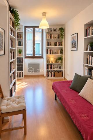 Au cœur de Die, découvrez cet appartement traversant de 55 m², situé au 2ᵉ étage d'un immeuble sécurisé avec interphone. Bénéficiant d'une belle luminosité, d'une vue sur la Croix de Justin et d'un DPE classé C, ce bien offre un cadre de vie agréable au plus près des commerces et des commodités du centre-ville.

L'appartement propose une pièce de vie de 27,5 m², réunissant un salon et une cuisine équipée. Un espace fonctionnel et chaleureux.

L'espace nuit se compose de deux chambres d'environ 11,5 m² chacune, permettant d'aménager confortablement une chambre principale, une chambre d'enfant, un bureau ou une chambre d'amis selon vos besoins.

Une salle de douche avec WC d'environ 6 m², équipée d'un simple évier, complète l'ensemble.

Les atouts qui font la différence
Appartement traversant et lumineux.
Vue sur la Croix de Justin.
DPE classé C.
Double vitrage.
Immeuble sécurisé avec interphone.
2 chambres.
Pièce de vie de 27,5 m² avec cuisine équipée.
Emplacement central, à proximité des commerces et services. et
Un vis-à-vis, cohérent avec une situation en centre-ville, est présent.

Un appartement à découvrir au cœur de Die, idéal pour celles et ceux qui recherchent la proximité des commodités et un logement fonctionnel dans un cadre de vie agréable.

 Pour plus d'informations ou organiser une visite, contactez Fayssal BAOUT – BSK Immobilier.