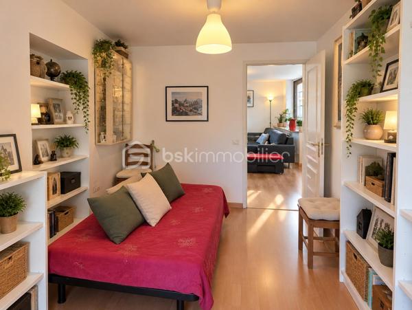 Au cœur de Die, découvrez cet appartement traversant de 55 m², situé au 2ᵉ étage d'un immeuble sécurisé avec interphone. Bénéficiant d'une belle luminosité, d'une vue sur la Croix de Justin et d'un DPE classé C, ce bien offre un cadre de vie agréable au plus près des commerces et des commodités du centre-ville.

L'appartement propose une pièce de vie de 27,5 m², réunissant un salon et une cuisine équipée. Un espace fonctionnel et chaleureux.

L'espace nuit se compose de deux chambres d'environ 11,5 m² chacune, permettant d'aménager confortablement une chambre principale, une chambre d'enfant, un bureau ou une chambre d'amis selon vos besoins.

Une salle de douche avec WC d'environ 6 m², équipée d'un simple évier, complète l'ensemble.

Les atouts qui font la différence
Appartement traversant et lumineux.
Vue sur la Croix de Justin.
DPE classé C.
Double vitrage.
Immeuble sécurisé avec interphone.
2 chambres.
Pièce de vie de 27,5 m² avec cuisine équipée.
Emplacement central, à proximité des commerces et services. et
Un vis-à-vis, cohérent avec une situation en centre-ville, est présent.

Un appartement à découvrir au cœur de Die, idéal pour celles et ceux qui recherchent la proximité des commodités et un logement fonctionnel dans un cadre de vie agréable.

 Pour plus d'informations ou organiser une visite, contactez Fayssal BAOUT – BSK Immobilier.