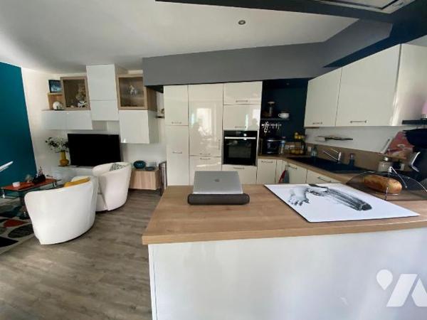 Au coeur de Plouha,, découvrez cette jolie maison de ville en pierre entièrement rénovée. 
Ell...