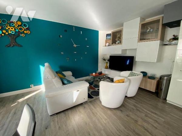 Au coeur de Plouha,, découvrez cette jolie maison de ville en pierre entièrement rénovée. 
Ell...