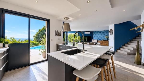 Maison
         7 pièces
        - 168 m² Bien prestige 890 000 € *