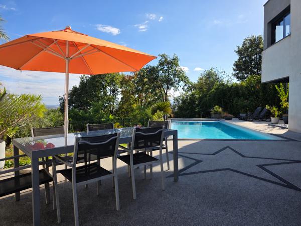 Maison
         7 pièces
        - 168 m² Bien prestige 890 000 € *