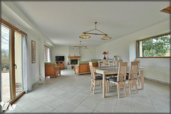 GRANDE LONGERE RENOVEE PROCHE DU CENTRE DU RHEU AVEC GRAND TERRAIN