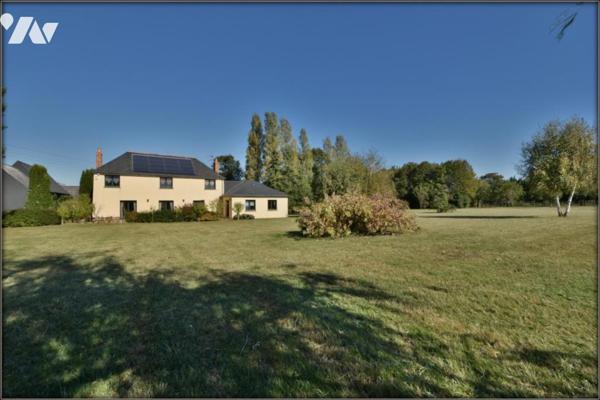 GRANDE LONGERE RENOVEE PROCHE DU CENTRE DU RHEU AVEC GRAND TERRAIN