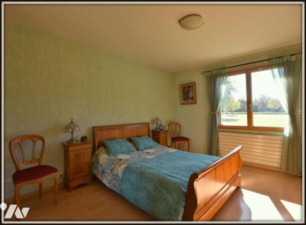 GRANDE LONGERE RENOVEE PROCHE DU CENTRE DU RHEU AVEC GRAND TERRAIN