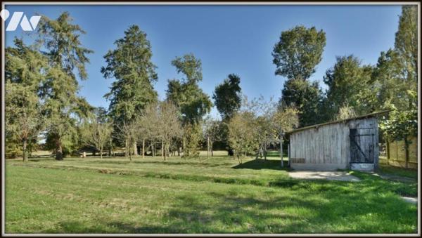 GRANDE LONGERE RENOVEE PROCHE DU CENTRE DU RHEU AVEC GRAND TERRAIN