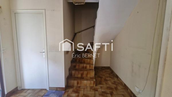 Maison fort potentiel au centre du village