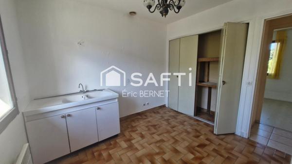 Maison fort potentiel au centre du village