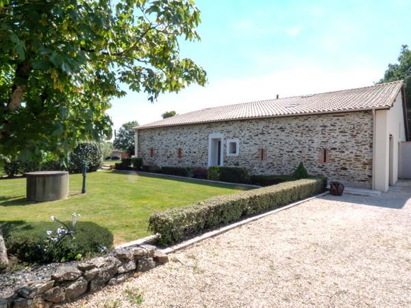 La Roche-sur-Yon (85000) Maison de campagne moderne – 217 m² – 1,8 ha de terrain – La Roche-sur-Yon (85000)