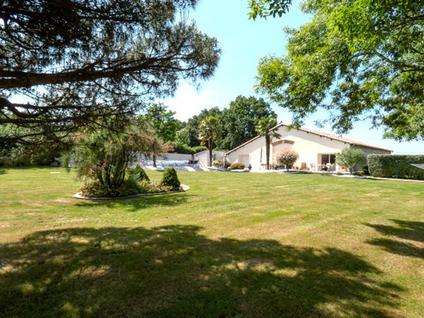 La Roche-sur-Yon (85000) Maison de campagne moderne – 217 m² – 1,8 ha de terrain – La Roche-sur-Yon (85000)