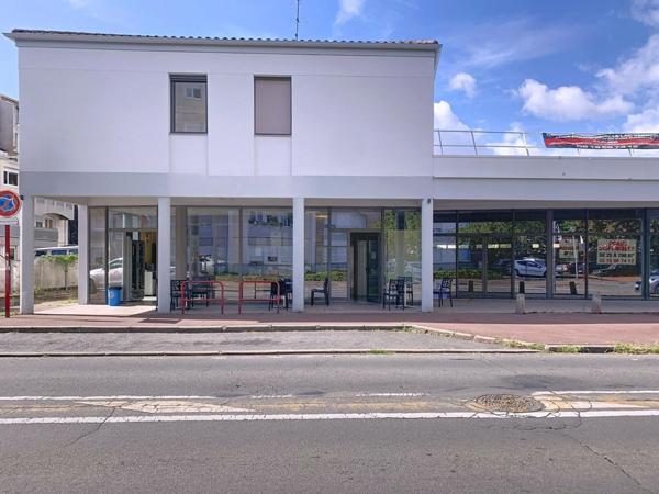 Boulangerie bien située, parking, grande vitrine