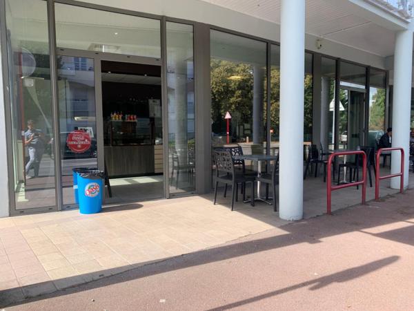 Boulangerie bien située, parking, grande vitrine
