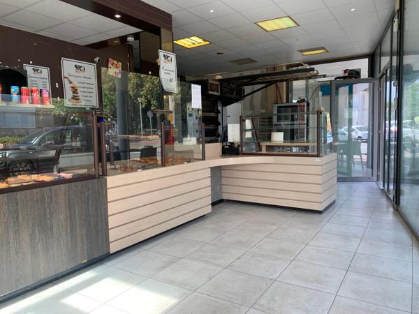Boulangerie bien située, parking, grande vitrine