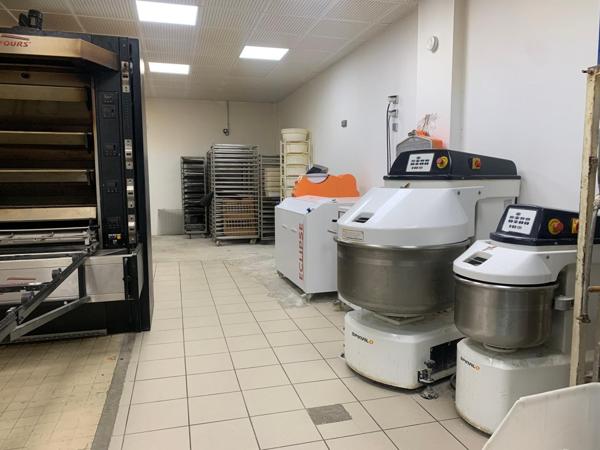 Boulangerie bien située, parking, grande vitrine