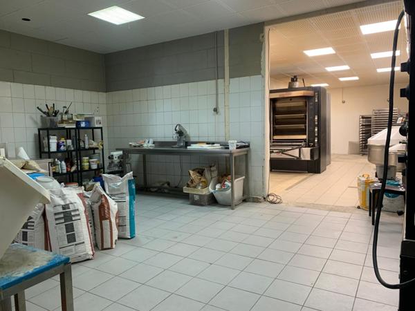 Boulangerie bien située, parking, grande vitrine