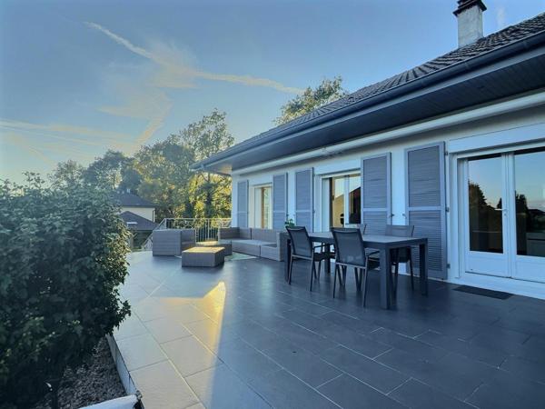 Divonne-les-Bains (01220) Villa rénovée avec goût et appartement indépendant