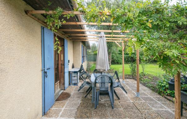 MAISON DE PLAIN-PIED AVEC JARDIN GENISSIEUX