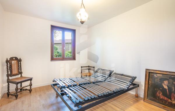 MAISON DE PLAIN-PIED AVEC JARDIN GENISSIEUX