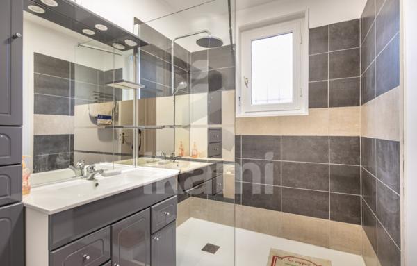 MAISON DE PLAIN-PIED AVEC JARDIN GENISSIEUX